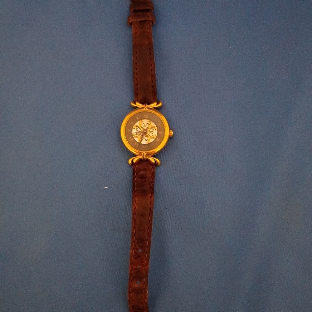 VINTAGE FOSSIL WATCH. WITH ORIGINAL LEATHER BAND - Picture 4 of 4